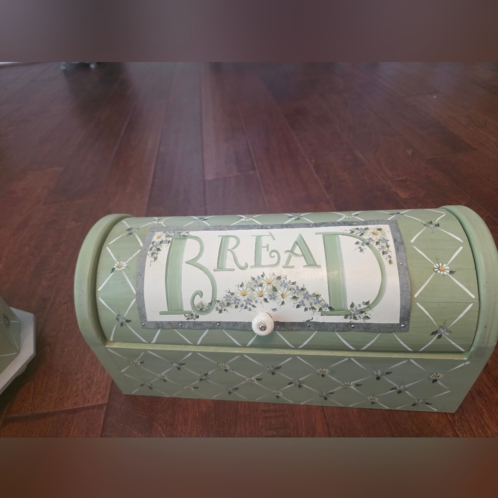 Vintage-Style Green Bread Box - Decorative Kitchen Storage